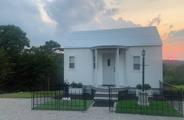 White Moon tiny cabin close to everything with Mountain View. No cleaning fees !