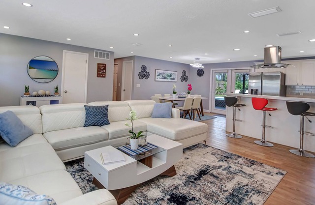 WHITE SAND VILLA by the Beach/PRIVATE POOL& BEAUTIFUL BACKYARD