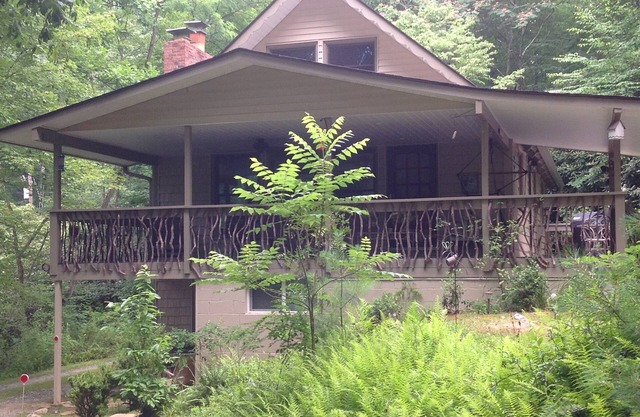 White Squirrel Lodge - Family friendly, pond & stream, breezy porches & wildlife