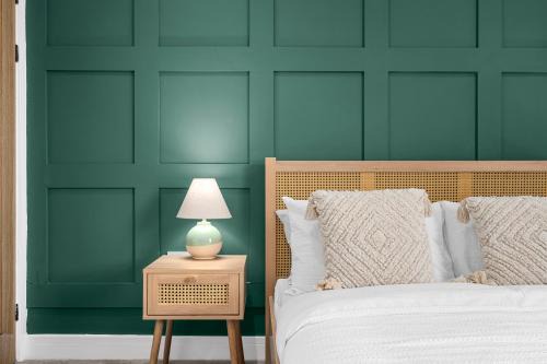 Whitefield 2BR Retreat, Free Parking & WiFi, Near Manchester