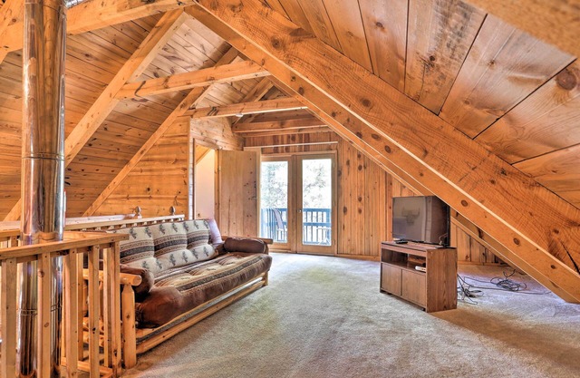 Whitewood Cabin: Deck, Gas Grill & Hot Tub!