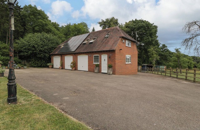 WHITLOW LODGE ANNEX, romantic, with a garden in Huntley