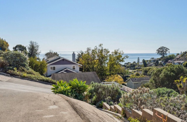 Whitney`s Oceanview Studio! Full kitchen