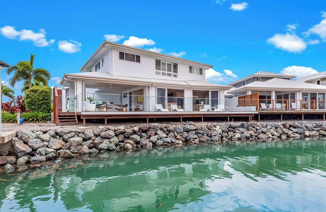 Whitsunday Waterfront Luxury at 19 The Cove