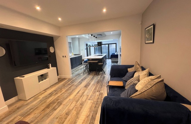 Whole house -Sleeps4-Parking-Garden-BikingHiking