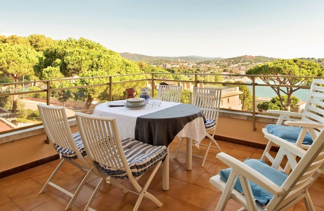 WI-FI, sea view and terrace; huge garden and swimming pool in the complex
