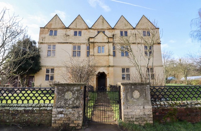 WICK COURT FARM, family friendly in Frampton On Severn