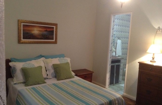 Wide apt for short and long seasons, between the Embankment and the Metro