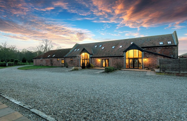 WIDGEON, pet friendly, character holiday cottage in Wheatacre