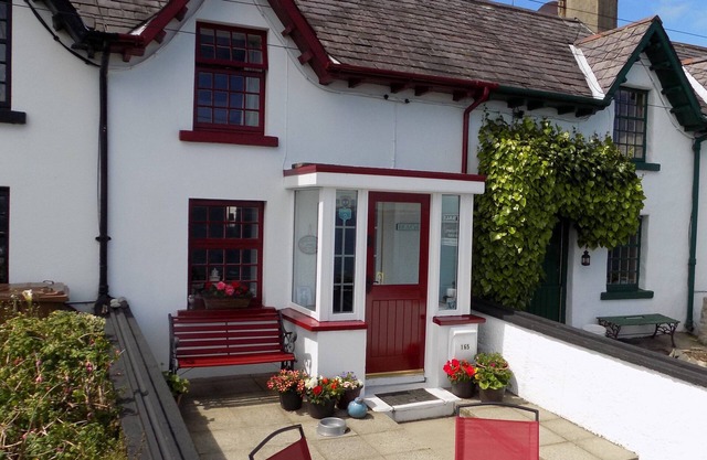 Widows Row Cottage, Historic Harbour Property, Panoramic Sea Views, DOG Friendly