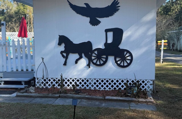 WiFi, AC, hot tub, pool, gym, horses welcome!