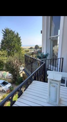 Wight On The Beach, Sleeps 4, Free Off Road Parking, Balcony with Sea Views