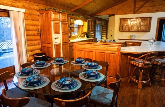 Wild Vines Log Cabin .5miles from Ky Lake, Hot Tub, Pool Table, 1500sqft Venue!