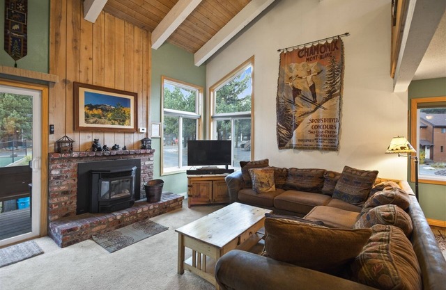 Wildflower 2: Pet Friendly, Central to Town & Shuttle to Lifts