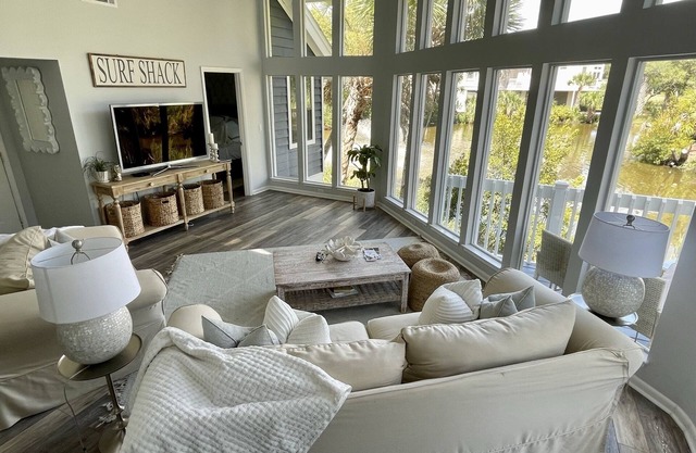 Wildlife viewers dream! Peaceful & so clean, golf cart incl., pool across street