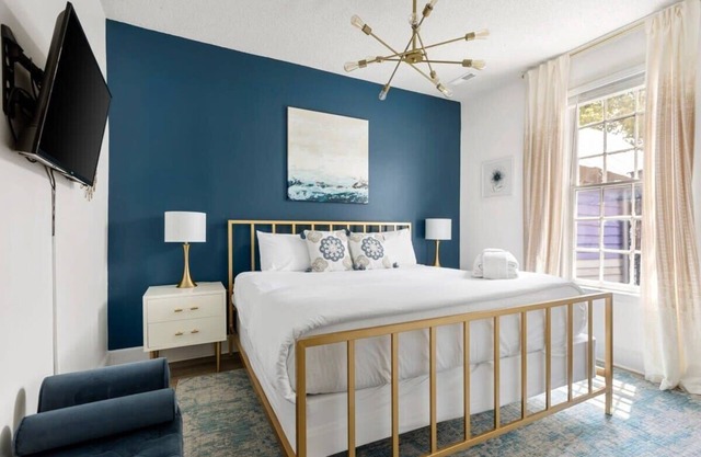 Wilhelmenia King 2BR Near Bars and Dining