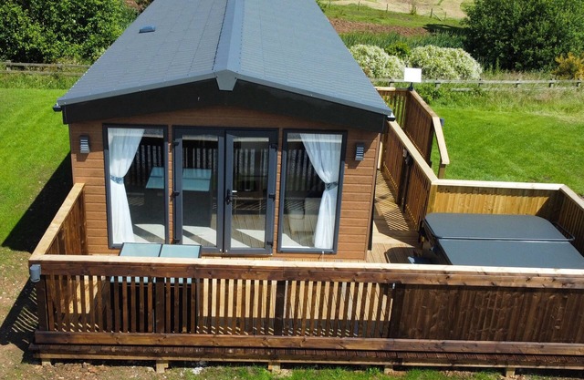 WILLOW LODGE, pet friendly, with hot tub in Whitby