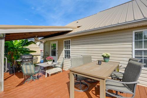 Wine and BBQ Trail Fun Home with Hot Tub in Lexington