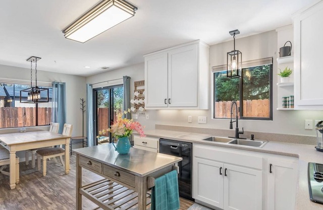 Wine Down Getaway-Near Wineries & Tin City