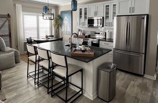 Wine Down in a Luxury Condo on Fairway: Close to Beaches and Golf