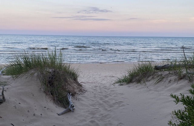 Winter escape/hiking/Ice Age Trail/Lake Michigan private beach/balcony/games