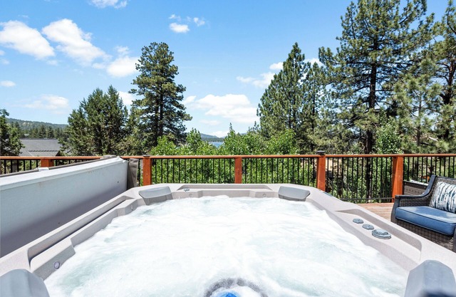 Winterfell Lodge Hot Tub. Lv2 EV charger/5 STAR! FAMILY FRIENDLY! GAME ROOM!