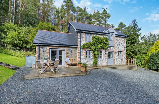 Wisteria Cottage - Bwthyn yr Ardd