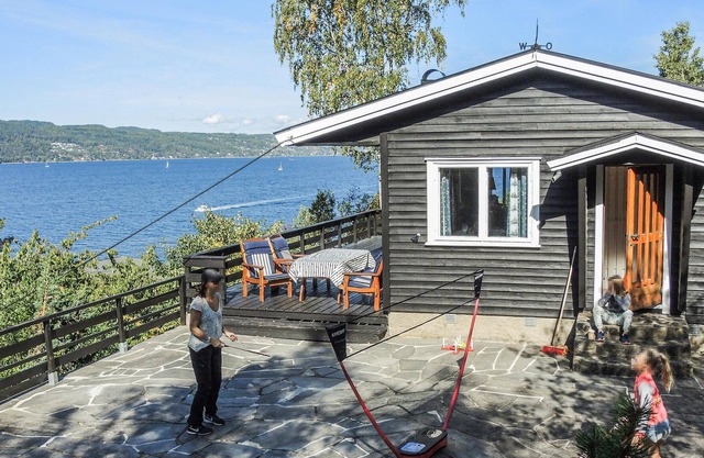 With a fantastic location by the Oslofjord, between Drøbak and Son, you will find this cozy holiday