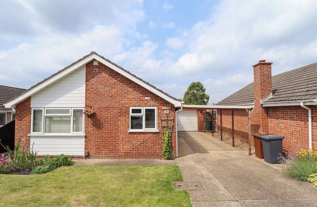 WITHAM VIEW, pet friendly, with open fire in Lincoln