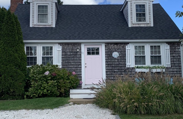 Within walking distance to beaches, restaurants & shops. Great family getaway.