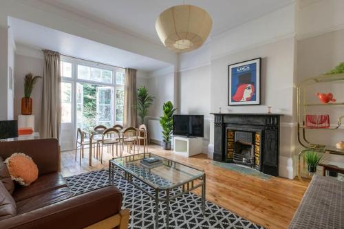 Wolverdene - Entire ground floor flat with garden