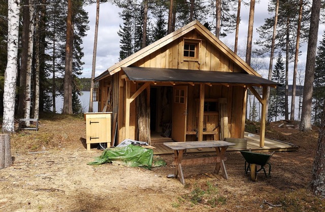 Wolverine lake cabin. Romatic log cabin is completely offgrid