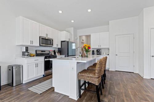 Wonder Lake Elegance- Serene 2BR Townhome Retreat