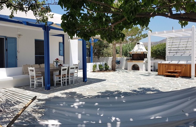 WONDERFUL 3 BED 2 BATH BUNGALOW WITH HOT TUB, CLOSE TO THE CITY AND THE BEACH