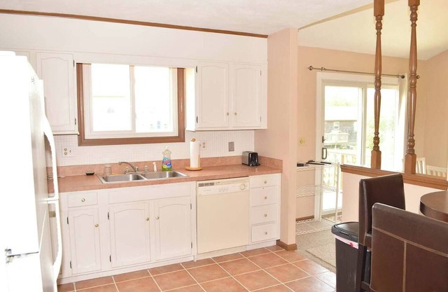 Wonderful 4 Bedroom Home for the Summer!