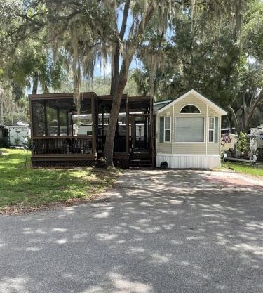 Wonderful Cottage Overlooking the Lake with Porch in Florida