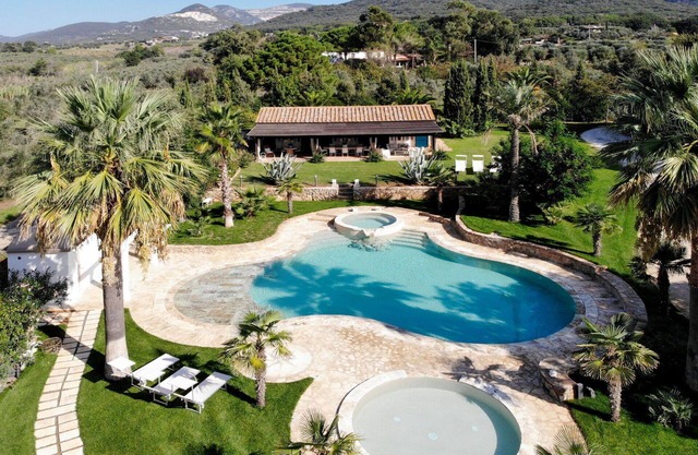 Wonderful private villa with WIFI, private pool, hot tub, A/C, TV, patio, pets allowed and parking