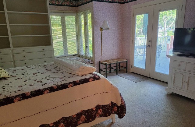 Wonderful Oasis in Kingston Plantation, near the Embassy and Hilton.