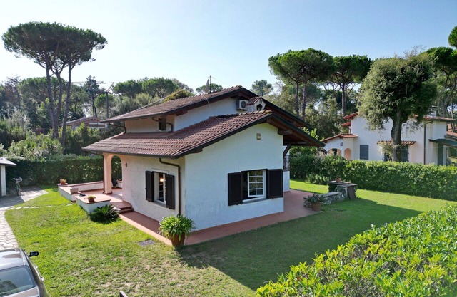 Wonderful private villa for 8 guests with WIFI, A/C, TV and pets allowed, close to Forte Dei Marmi