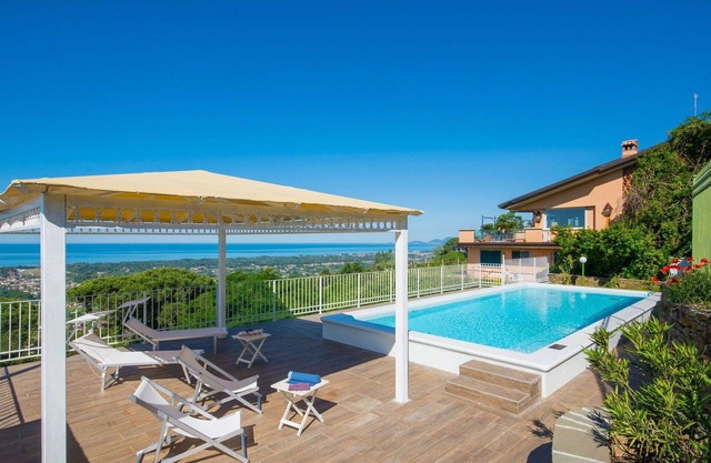 Wonderful private villa for 12 people with A/C, private pool, WIFI, TV, patio and pets allowed