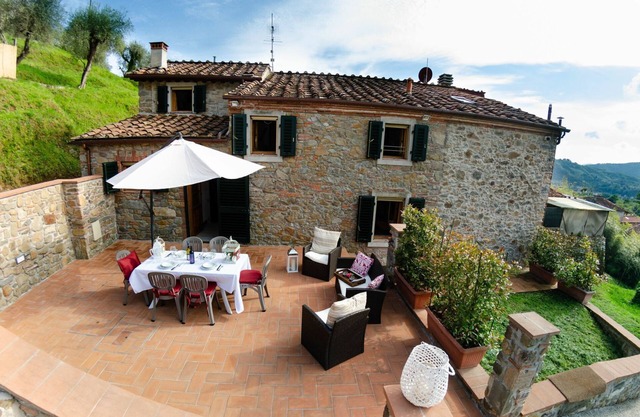 Wonderful private villa with A/C, internet, private pool, TV, terrace, pets allowed, close to Lucca