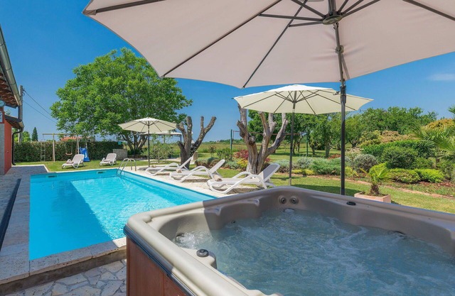 Wonderful private villa with WIFI, A/C, hot tub, private pool, TV, terrace and pets allowed