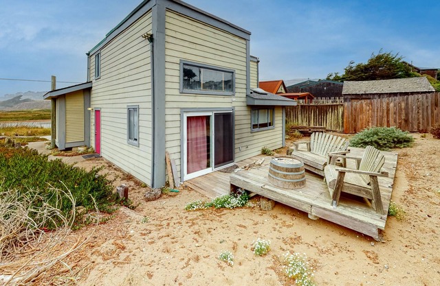 Wonderful Studio Steps From the Water w/Deck, Private Washer/Dryer, Free WiFi