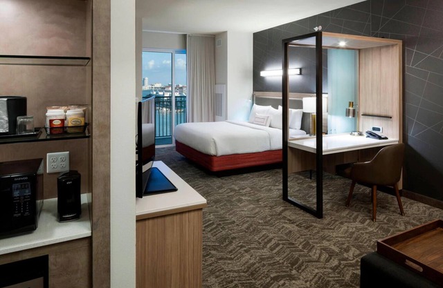 Wonderful Vacation Stay! 4 Modern Suites, Complimentary Buffet Breakfast, Pool