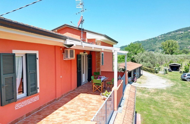 Wonderful villa for 4 guests with WIFI, A/C, TV, terrace and pets allowed, close to La Spezia