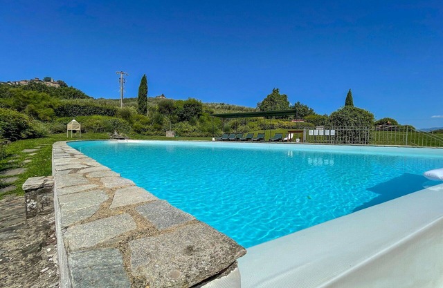 Wonderful villa for 4 guests with pool, WIFI, TV, patio, pets allowed, panoramic view and parking