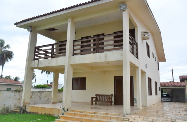 Wonderful waterfront home with pool, 5 furnished suites and barbecue.