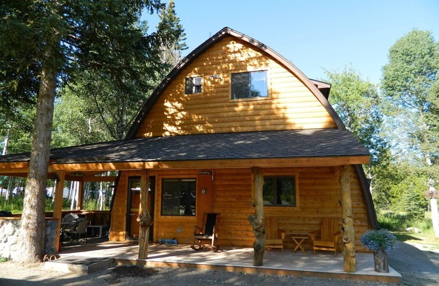 Wooded Bliss One - Great duplex just 8 miles from Yellowstone National Park!