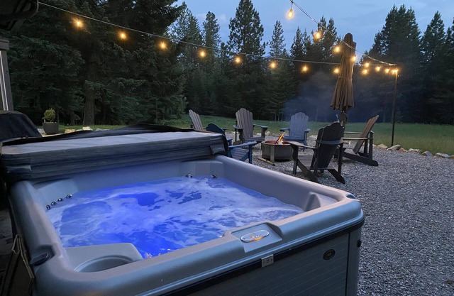 Wooded Getaway 30 Mins. Near Schweitzer w/Hot Tub