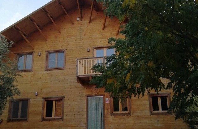 Wooden cabin with isothermal cave next to the chicamo river